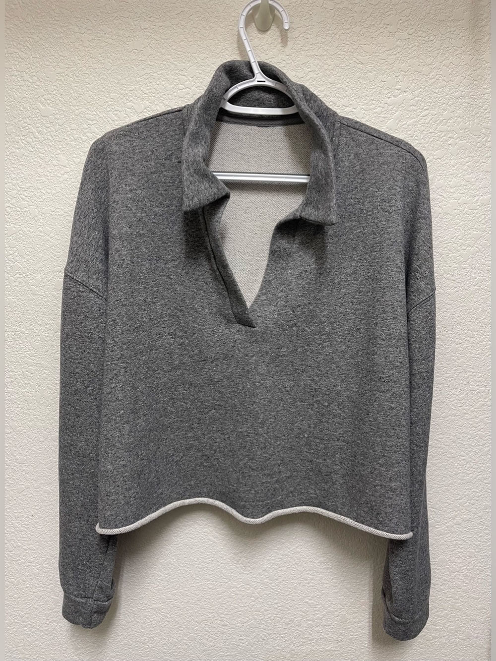 VUORI Sedona Grey Polo Cropped Raw Cut Hem Sweatshirt Size XL Preppy Sporty